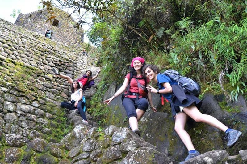 Recorrido a la Montaña Huayna Picchu Recorrido a la Montaña Huayna Picchu