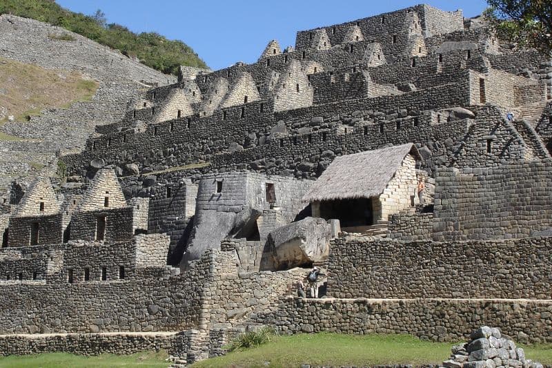 Le Temple du Soleil au milieu de la zone urbaine Le Temple du Soleil au milieu de la zone urbaine