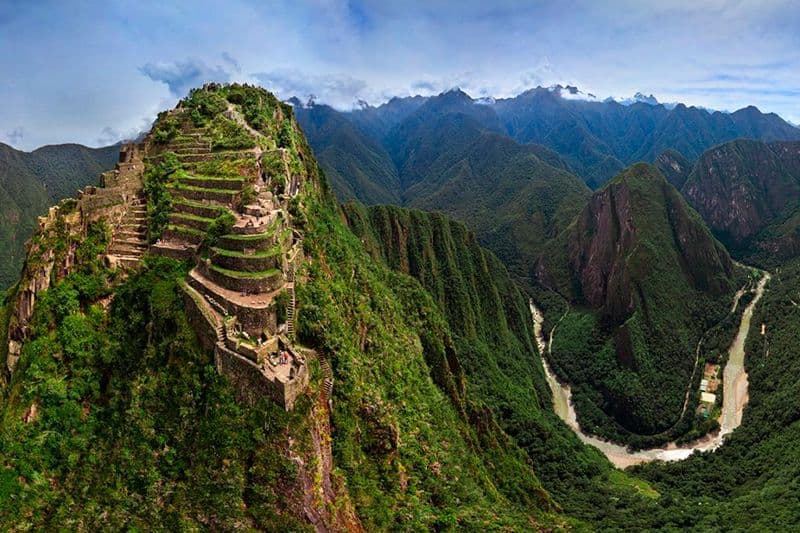 La cima della montagna Huayna Picchu e le sue ripide scale La cima della montagna Huayna Picchu e le sue ripide scale
